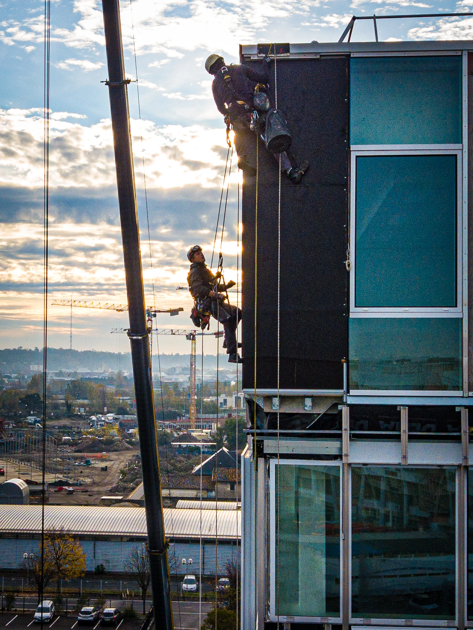 Intervention de cordistes MS Access pour a travers les vitres, la garonne chez JOUNEAU BAURECH à Bordeaux (bâtiment) – 1
